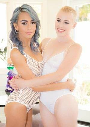 Bisexual female Janice Griffith and her girlfriend give a double blowjob on fanspics.com