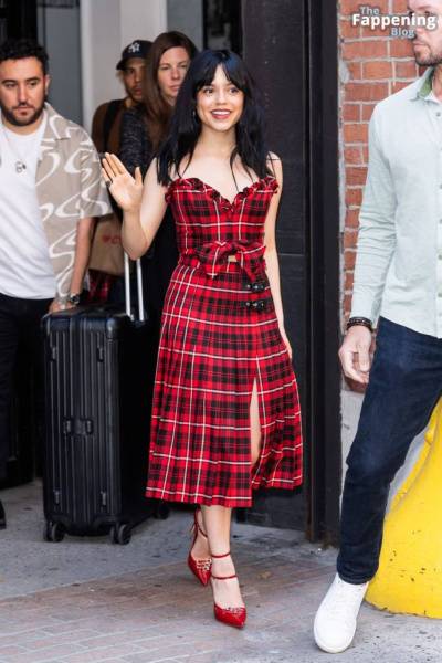 Jenna Ortega Flashes a Smile and a Wave as She Steps Out in NYC (35 Photos) - Usa on fanspics.com