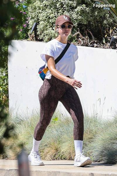 Jessica Alba Shows Off Her Sexy Butt Wearing Leggings in Beverly Hills (23 Photos) on fanspics.com