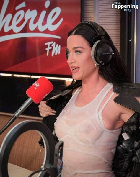 Katy Perry Flashes Her Nude Tits (3 Photos) on fanspics.com