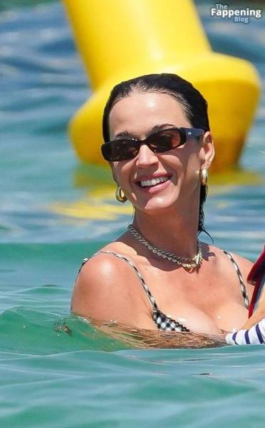 Katy Perry and Her Family Arrive at Le Club 55 in Saint-Tropez (97 Photos) - France on fanspics.com