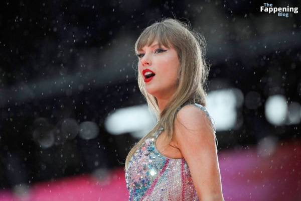 Taylor Swift Performs in Hamburg (41 Photos) on fanspics.com