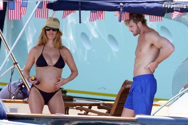 Nina Agdal & Logan Paul Celebrate July the 4th Independence Day in Capri (45 Photos) - Usa - Italy on fanspics.com