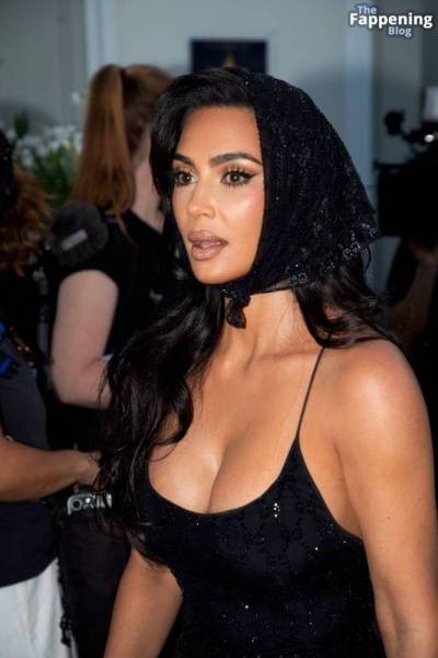 Kim Kardashian Shows Off Her Assets at Andrea Bocelli’s Concert (14 Photos) - Italy on fanspics.com