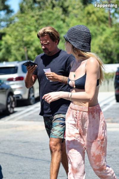 Julia Stambler Steps Out For Smoothies with Sean Stewart in LA (39 Photos) on fanspics.com