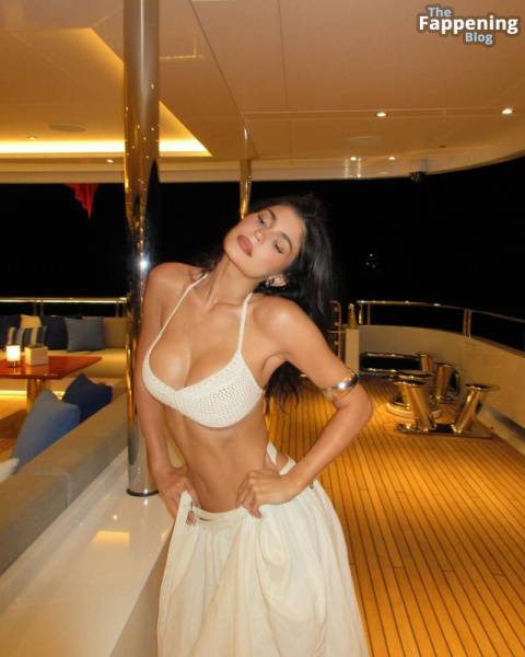 Kylie Jenner Hot (3 Photos) on fanspics.com