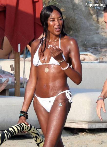 Naomi Campbell Shows Off Her Sexy Figure During Her Holiday with DJ Rampa on the Beaches of Mykonos (123 Photos) - Britain - Greece - Germany on fanspics.com