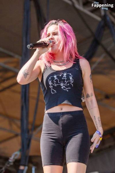 Bea Miller Shows Off Her Cameltoe on Stage (17 Photos) - Usa on fanspics.com