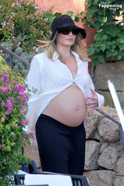 Pregnant Margot Robbie Looks Radiant While Pictured With Her Husband in Sardinia (130 Photos) on fanspics.com