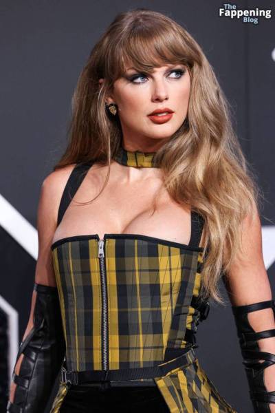 Taylor Swift Displays Nice Cleavage at the MTV VMAs (170 Photos) on fanspics.com