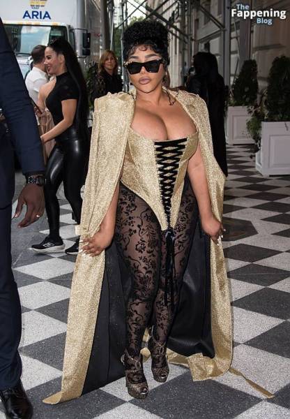 Lil’ Kim Flashes Her Areola as She Attends the Christian Siriano Fashion Show (32 Photos) - Usa - New York on fanspics.com