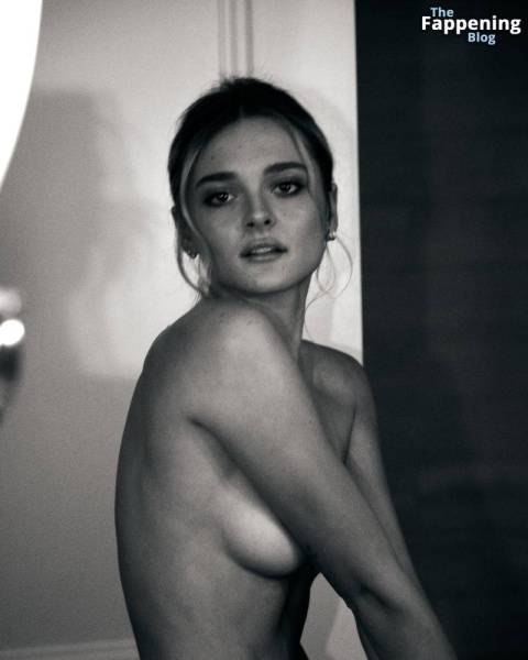 Charlotte Lawrence Topless (4 Photos) on fanspics.com